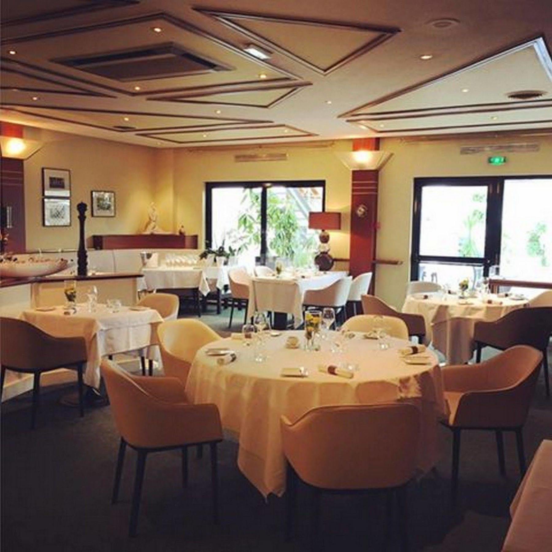 Hotel Restaurant Tivoli - Basel Airport Huningue Bagian luar foto